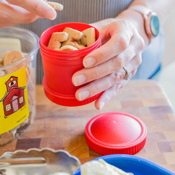 Envase Alimento Individual Re-Play rojo con galletas, base y tapa